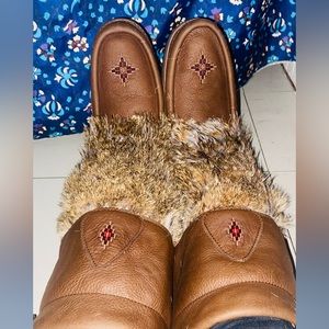 Brown mukluks size 8 good condition